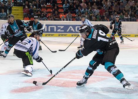 Joel Broda (EHC Liwest Black Wings Linz)  EHC Liwest Black Wings Linz  vs Straubing Tigers