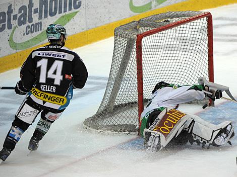 Justin Keller, Linz bezwingt Tormann Matija Pintaric, Laibach,  EHC Liwest Black Wings Linz vs. HDD Tilia Olimpija Ljubljana, 3. Semifinale