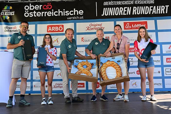 Paul Resch (Präsident LRV Oberösterreich), Helga Mitmasser (Tour - Direktorin) gratulieren Walter Hartl (Tour-Direktor i.R)  zum 80. Geburtstag 3. Etappe Bad Wimsbach - Strass im Attergau, Int. Oberösterreichische Versicherung OÖ Junioren Oberösterreich Rundfahrt