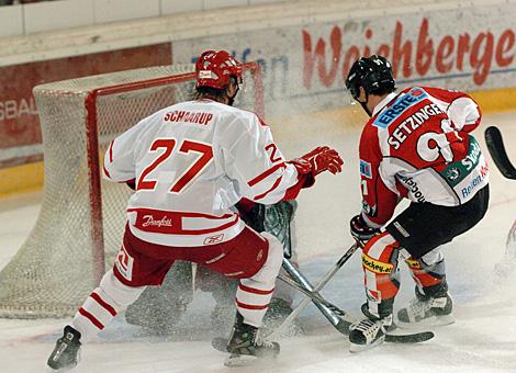 #91 Oliver Setzinger, Stuermer, Team Austria vor dem Tor der Daenen, gehuetet von der #1 Patrick Galbraith, Team Danmark bedraengt von der #27 Patrick Schaarup.