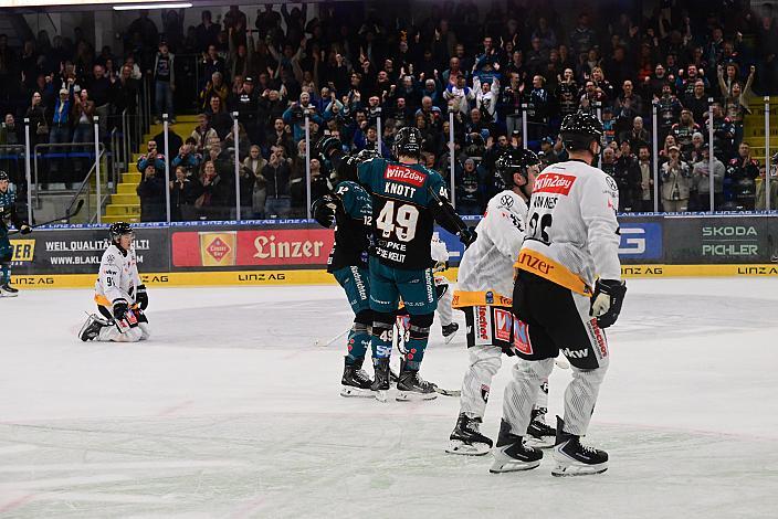 Graham Knott (Steinbach Black Wings Linz), feiert das Empty Net Goal von Brady Shaw (Steinbach Black Wings Linz) 4. Runde ICE, Steinbach Black Wings Linz vs Pioneers Vorarlberg, Linz AG Eisarena 