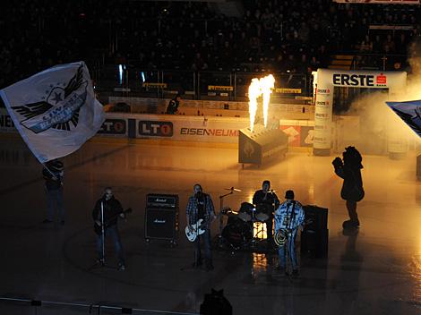Der Play Off Song wir praesentiert von der Gruppe, "Katastrophen Kommando", EHC Liwest Black Wings Linz vs. UPC Vienna Capitals, Viertelfinale
Der Play Off Song wir praesentiert von der Gruppe, "Katastrophen Kommando", EHC Liwest Black Wings Lin