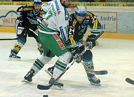 #21 Philipp Lukas, Stuermer, Liwest Black Wings Linz im Duell mi der #17 Nik Zupancic, Olimpija Laibach.