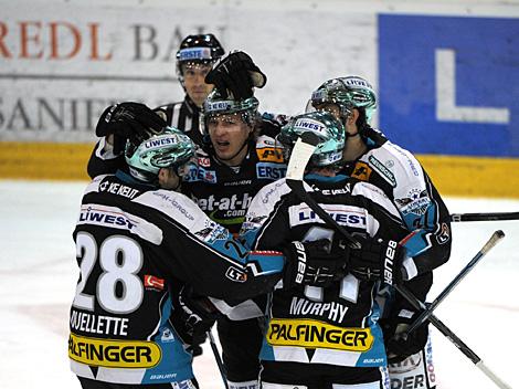 Linz feiert das 1 zu 0, EHC Liwest Black Wings Linz vs. UPC Vienna Capitals, 5. Viertelfinale