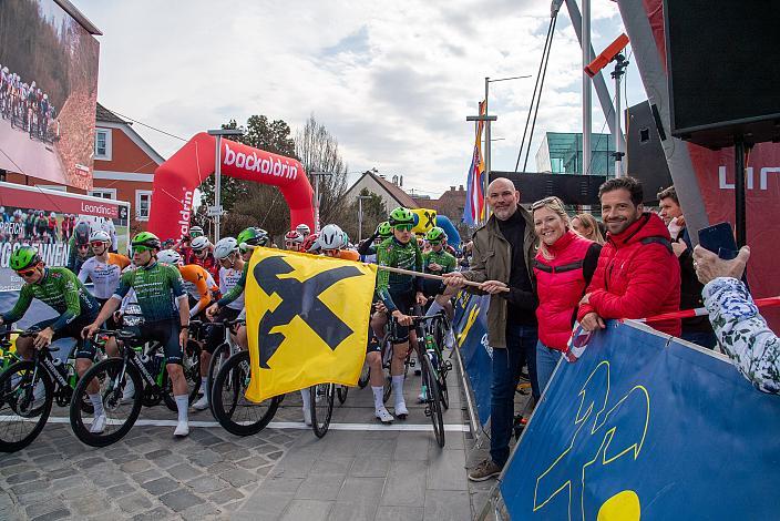 Start mit  Bürgermeisterin Dr. Sabine Naderer-Jelinek, Leonding, 65. Rad Saison Eroeffnungsrennen Leonding