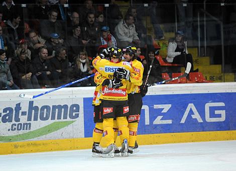 Die Vienna Capitals feiern das 2 zu 0 gegen Linz, durch Peter Caspersson.