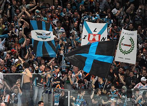 Die Fans der Liwest Black Wings Linz feiern das Tor zum 3 zu 2 gegen die EV Vienna Capitals