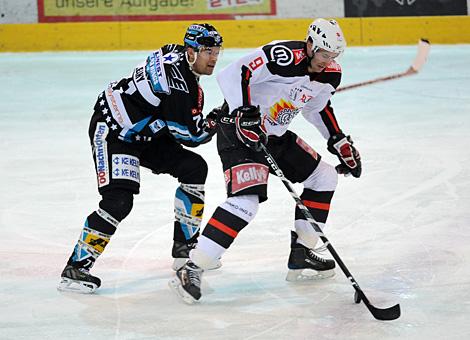 #71 Pat Leahy, Stuermer, EHC Liwest Black Wings Linz verfolgt die #9 Tomaz Razinger, HK Acroni Jesenice.