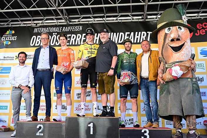 2. Platz Reuben Page Brown (AUS, Team Brennan), Sieger Henry Hobbs (GBR, Team Visma - Lease a Bike Development Team), 3. Platz Filippo Fortin (ITA, Hrinkow Advarics), Zieleinfahrt in Reichersberg 2. Etappe Eferding - Reichersberg, Oberösterreich Rundfahrt