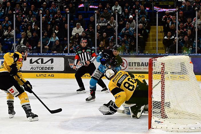 Tormann Edward Pasquale (HC Pustertal Wölfe), Emilio Romig (Steinbach Black Wings Linz), 19. Runde ICE, Steinbach Black Wings Linz vs HC Pustertal Wölfe, Linz AG Eisarena 