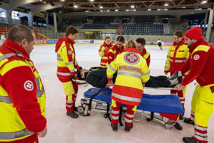Der Samariterbund übt an Assistent Coach Mark Szücs (Steinbach Black Wings Linz) und Niko Lahtinen für den Ernstfall in der Linzer Eisarena, ICE Hockey League, Steinbach Black Wings Linz, Linz AG Eisarena 