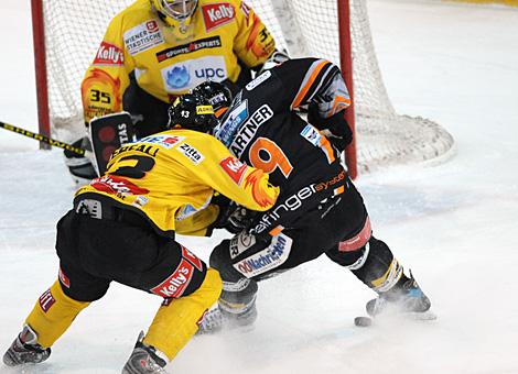 Gregor Baumgartner Liwest Black Wings Linz und Pat Lebeau, EV Vienna Capitals