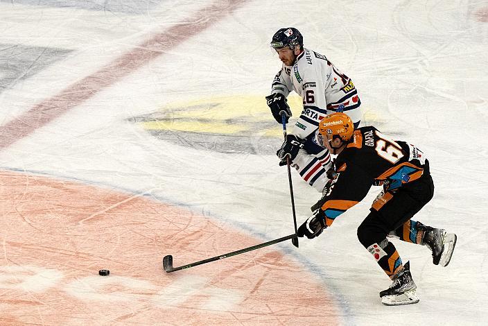 Stefan Gaffal (Steinbach Black Wings Linz), Janos Hari (Hydro Fehervar AV 19)  Steinbach Black Wings Linz vs Fehervar AV19, bet-at-home ICE Hockey League