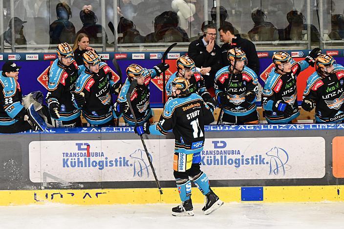 Brodi Stuart (Steinbach Black Wings Linz) jubelt Win2Day ICE Hockey League,  1. Viertelfinale, Steinbach Black Wings Linz vs Moser Medical Graz 99ers,  Linz AG Eisarena