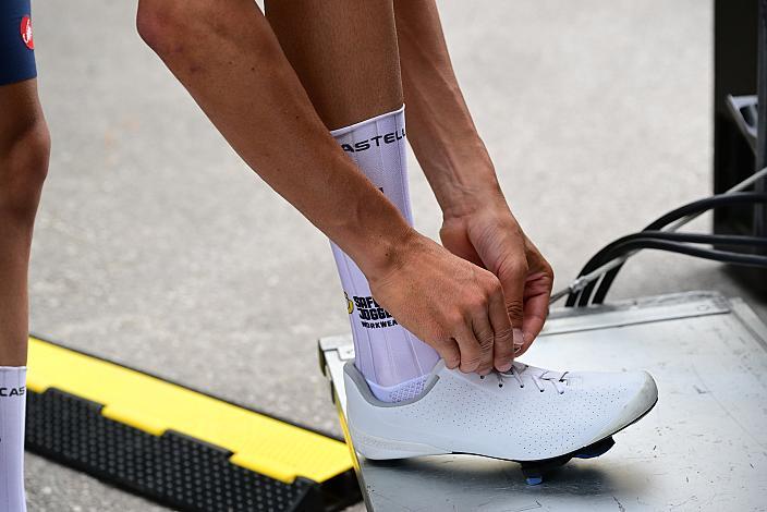 Im Gelben Trikot des Gesamtführenden Henrique Ribeiro Bravo (BRA, Soudal - Quickstep Devo Team) schnürt die Schuhe. 3. Etappe Asten - Bad Schallerbach, Oberösterreich Rundfahrt