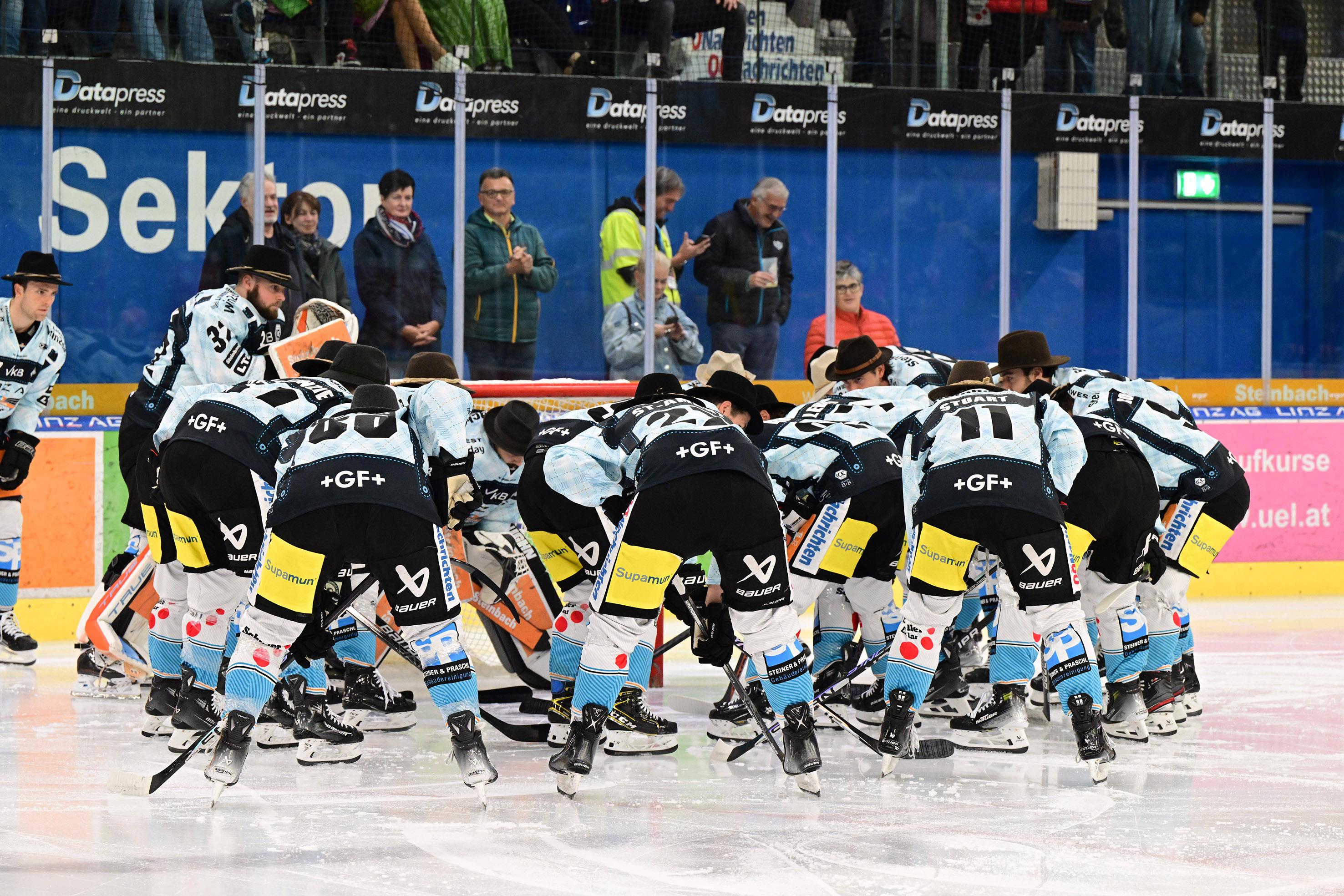 Das Team der Steinbach Black Wings Linz Oktoberfest, Steinbach Black Wings Linz vs Moser Medical Graz 99ers, Linz AG Eisarena