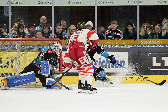 Tormann Rasmus Tirronen (Steinbach Black Wings Linz) , Luka Maver (Steinbach Black Wings Linz), Adam Helewka (HCB Suedtirol Alperia) Win2Day ICE Hockey League,  Steinbach Black Wings Linz vs HCB Suedtirol Alperia ,  Linz AG Eisarena 