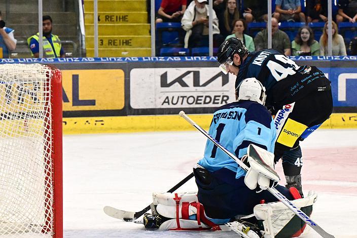 Graham Knott (Steinbach Black Wings Linz), scort gegen Tormann Dylan Ferguson (HK Nitra), Steinbach Black Wings Linz - HK Nitra (SVK), Linz AG Eisarena 