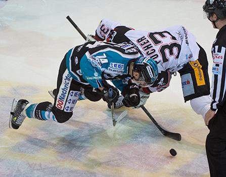 Daniel Oberkofler (EHC Liwest Black Wings Linz) und Peter Pucher (HC Orli Znojmo), EHC Liwest Black Wings Linz vs HC Orli Znojmo, 6. Semifinale