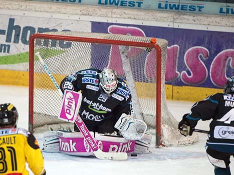 Michael Ouzas, Linz EHC Liwest Black Wings Linz vs UPC Vienna Capitals