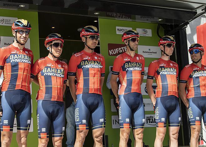 v.l. Antonio Nibali (ITA), Hermann Pernsteiner (AUT), Melyn Wang (CHN), Vincenzo Nibali (ITA, Bahrain Merida Pro Cycling Team), Andrea Garosio (ITA), Valerio Agnoli (ITA) alle Bahrain Merida Pro Cycling Team