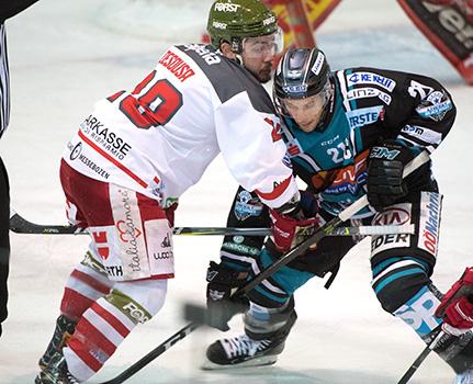 Philipp Lukas (EHC Liwest Black Wings Linz) und Christopher Desousa (HCB Suedtirol Alperia) EHC Liwest Black Wings Linz vs HCB Suedtirol Alperia