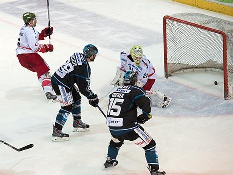 Mike Ouellette, Linz scort gegen Jaroslav Huebl, Bozen, EHC Liwest Black Wings Linz vs HCB Suedtirol