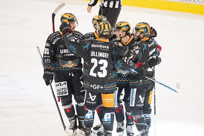 Die Steinbach Black Wings Linz feiern das Tor zum 2 zu 0 durch Martin Schumnig (Steinbach Black Wings Linz)  Steinbach Black Wings Linz vs Spusu Vienna Capitals, 27. Runde, ICE Hockey League, Steinbach Black Wings Linz, Linz AG Eisarena 