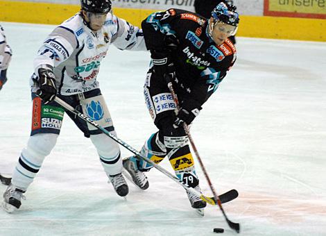 #79 Gregor Baumgartner, Stuermer, EHC Liwest Black Wings Linz im Duell mit der #17  Blake Forsyth, Alba Volan Szekesfehervar.