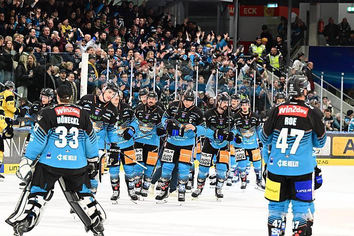 Das Team der Steinbach Black Wings Linz feiern den Heimsieg über die Pustertaler Wölfe, 19. Runde ICE, Steinbach Black Wings Linz vs HC Pustertal Wölfe, Linz AG Eisarena 