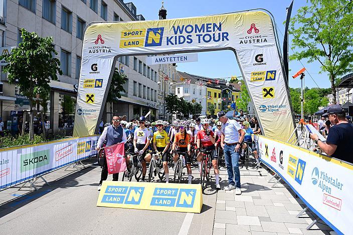 v.l. Sportstadtrat Amstetten Gerhard Irxenmayer, Leni Burger (GER, Deutschland), Liv Wenzel (LUX, Team Luxembourg), Olga Wankiewicz (POL, MAT Atom Deweloper Wroclaw), Leila Gschwendtner (AUT, Smurfit Westrock Cycling Team), Jürgen Brettschneider (Präsident LRV Niederösterreich), Amstetten-Amstetten, Sportland NÖ women tour