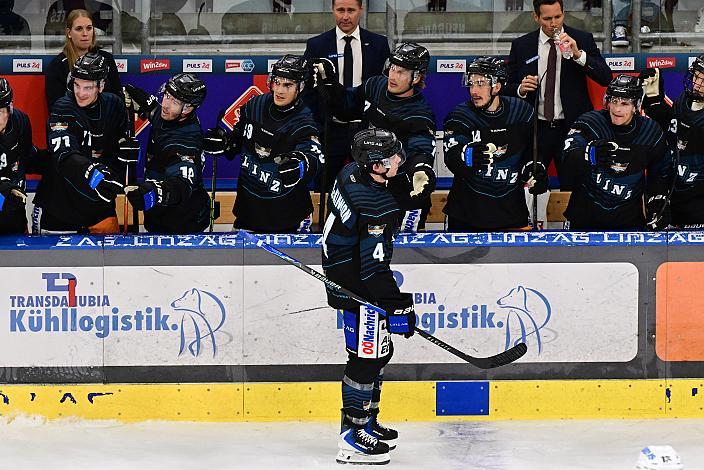 Ryan MacKinnon (Steinbach Black Wings Linz) feiert an der Bande, Steinbach Black Wings Linz - HK Nitra (SVK), Linz AG Eisarena 
