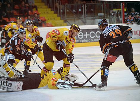 Markus Matthiasson und Brad Purdie Liwest Black Wings Linz, vor dem Tor der Capitals gehuetet von Frederic Cassivi.