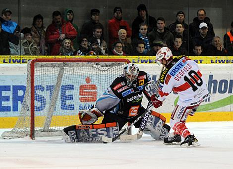 Tormann Alex Westlund haelt den Penalty von Tyler Scofield, KAC, Liwest Black Wings Linz vs. EC KAC