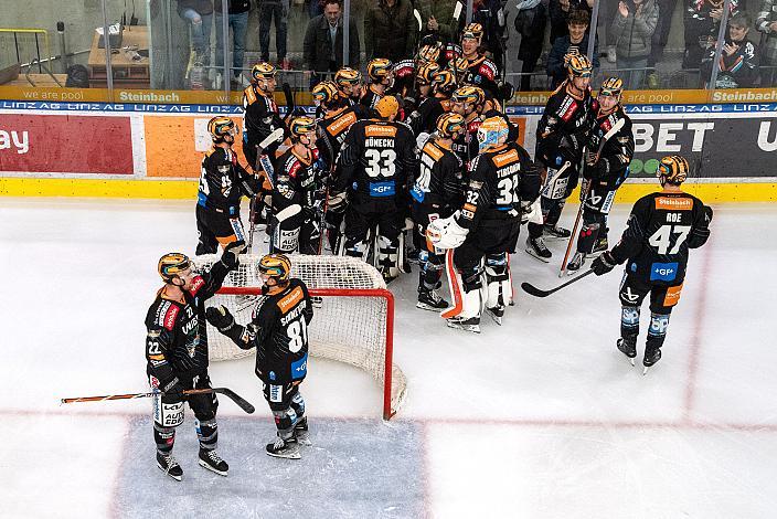 v.l. Das Team der Steinbach Black Wings Linz und Graham Knott (Steinbach Black Wings Linz) und Martin Schumnig (Steinbach Black Wings Linz) feiern das Tor in Overtime zum Gleichstand in der Play-OffSerie