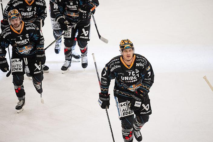 Die Steinbach Black Wings Linz feiern das Tor zum 1 zu 0 durch Brian Lebler (Steinbach Black Wings Linz)  Steinbach Black Wings Linz vs EC Red Bull Salzburg. Runde 32, ICE Hockey League, Steinbach Black Wings Linz, Linz AG Eisarena 