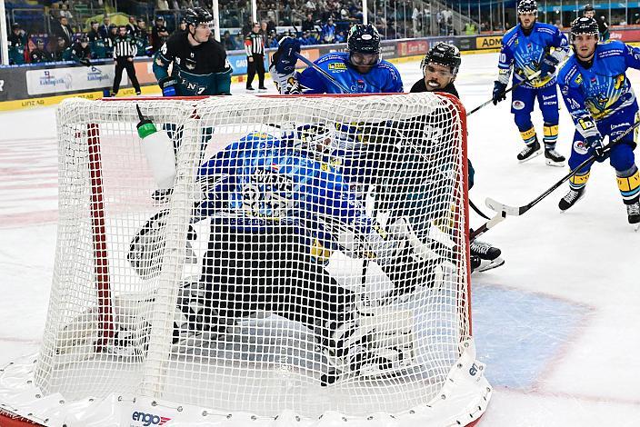 Tormann Rene Swette (EC iDM Wärmepumpen VSV), Oskar Maier (Steinbach Black Wings Linz) scort das 2. zu 0, Testspiel Steinbach Black Wings Linz vs EC VSV, Linz AG Eisarena