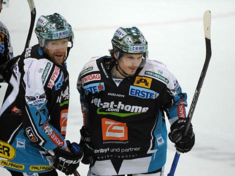 Danny Irmen, Jan-Axel Alavaara, Linz jubeln, EHC Liwest Black Wings Linz vs. HDD Tilia Olimpija Ljubljana, 5. Semifinale