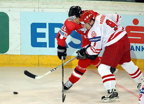 #20 Daniel Welser, Stuermer, Team Austria bedraengt von der #9 Pawel Dronia, Verteidiger, Team Polen.