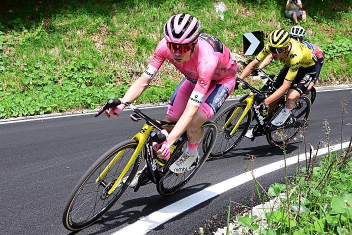 Im Rosa Trikot des Gesamtführenden des Giro d´ Italia Jonas Vingegaard (DEN, Team Visma - Lease a Bike) Gemona del Friuli 1976-2026 - Piancavallo, 109. Giro d Italia