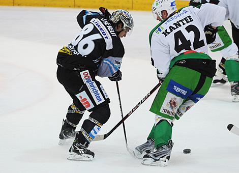 Martin MairitschLiwest Black Wings Linz und Kevin Kantee HDD TILIA Olimpija Ljubljana
