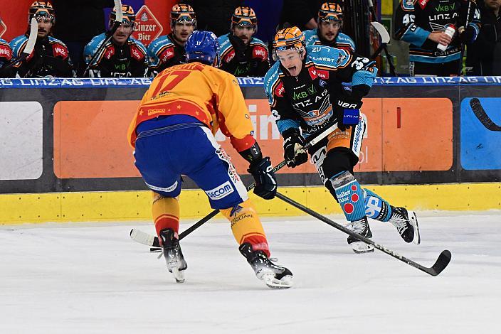 Lorenzo Casetti (Migross Supermercati Asiago Hockey 1935), Ian Scheid (Steinbach Black Wings Linz)  Win2Day ICE Hockey League,  Steinbach Black Wings Linz vs  Migross Supermercati Asiago Hockey 1935,  Linz AG Eisarena 