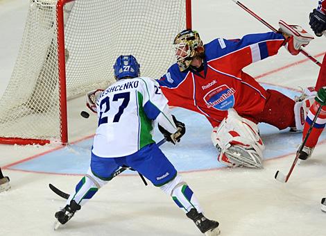 #27 Alexei Tereshenko, Stuermer, Salavat Yulayev Ufa scort gegen die #1 Roman Turek, Tormann, HC Mountfield Ceske Budejovice.