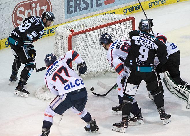 Dan DaSilva (EHC Liwest Black Wings Linz) scort  EHC Liwest Black Wings Linz vs KHL Medvescak Zagreb, 4. Viertelfinale