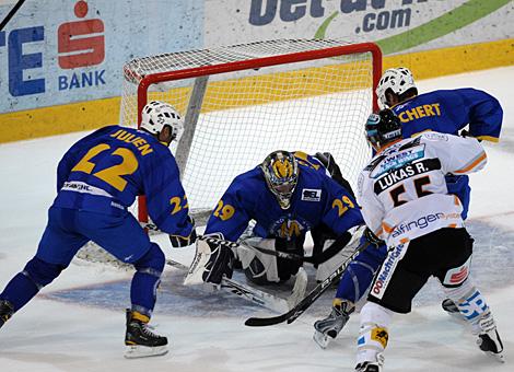 Robert Lukas Liwest Black Wings Linz vor dem Tormann der Muenchner Jochen Vollmer, EHC Muenchen                               