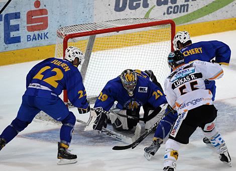 Robert Lukas Liwest Black Wings Linz vor dem Tormann der Muenchner Jochen Vollmer, EHC Muenchen                               