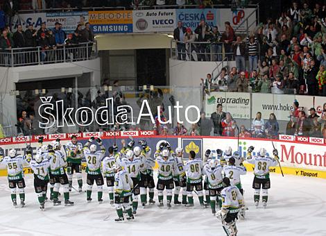 Das Team HC Energy Karlovy Vary feiert den Aufstieg ins Finale.