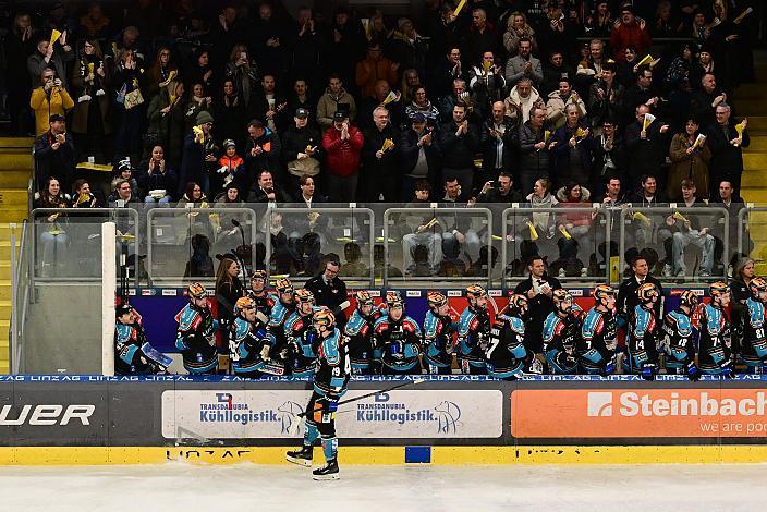 Die Steinbach Black Wings Linz feiern das Tor zum 1 zu 0 durch Graham Knott (Steinbach Black Wings Linz) Win2Day ICE Hockey League,  Steinbach Black Wings Linz vs Pioneers Vorarlberg,  Linz AG Eisarena 