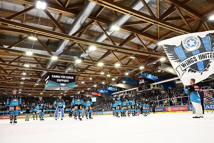 Das Team der Steinbach Black Wings Linz feiern den Heimsieg über den VSV, 36. Runde ICE, Steinbach Black Wings Linz vs EC iDM Wärmepumpen VSV), Linz AG Eisarena