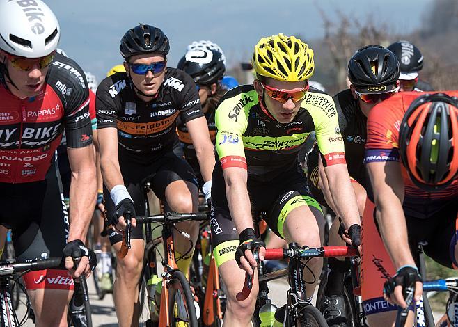 Das Hauptfeld beim Kirschbluetenrennen Andreas Walzel (AUT, Team Feldbinder Owayo Ktm)